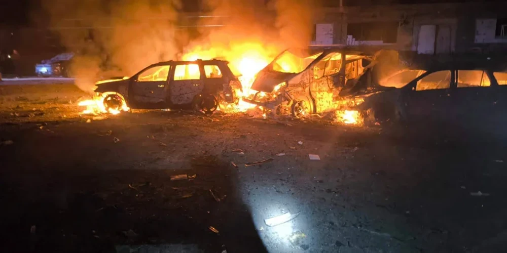 Надзвичайники гасять пожежу після російської ракетної атаки по Києву