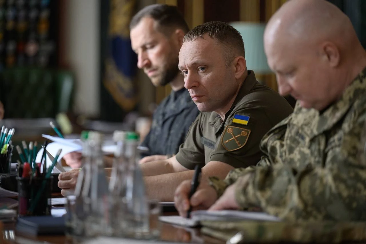 Учасники наради щодо дипстрайків, зокрема Михайло Драпатий і Євгеній Хмара