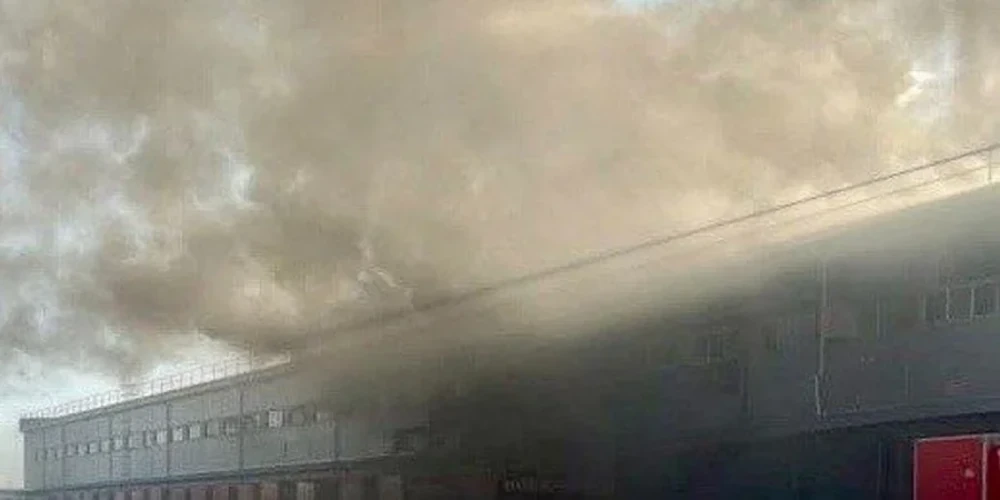 Пожежа на логістичному терміналі Нової пошти у Дніпровському районі Дніпра після удару 30 липня