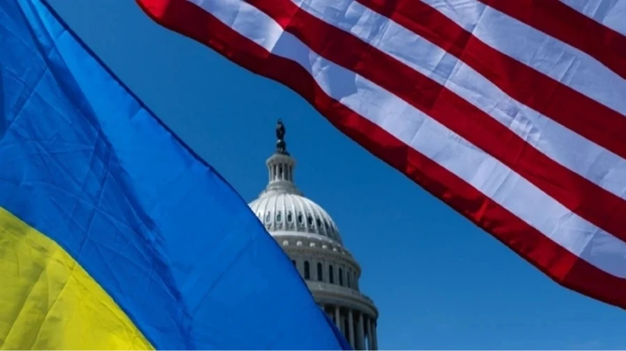 Дональд Трамп на тлі архівного фото