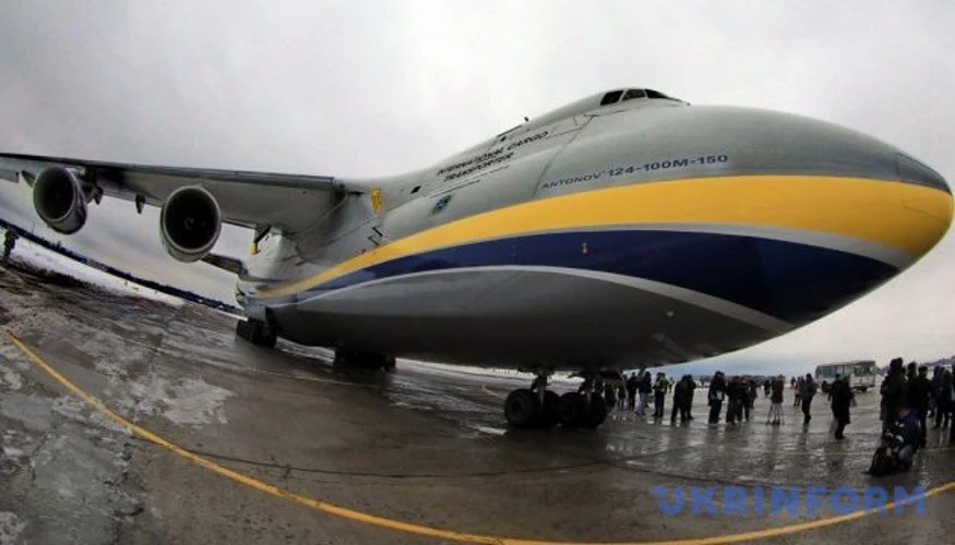 Вибухотехніки LKA Sachsen біля дрона з пакунком вибухівки поряд з українським Ан-124 у Лейпцигу