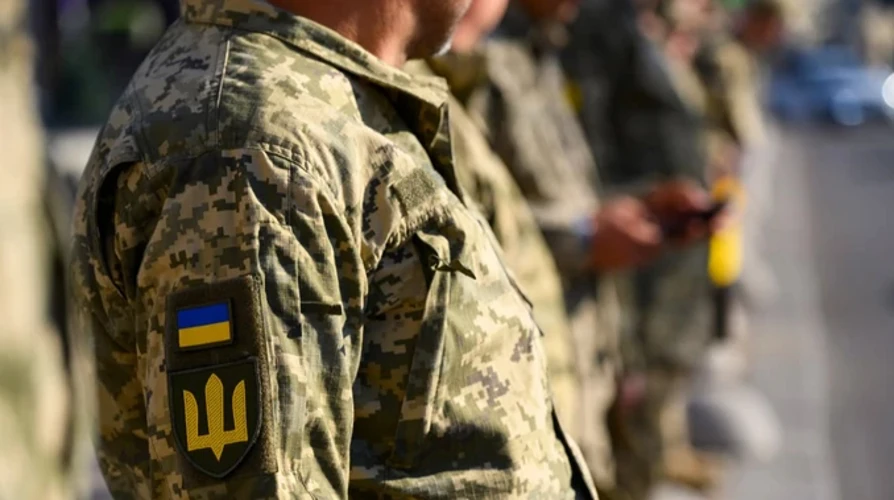 Роман Костенко на тлі будівлі Верховної Ради України