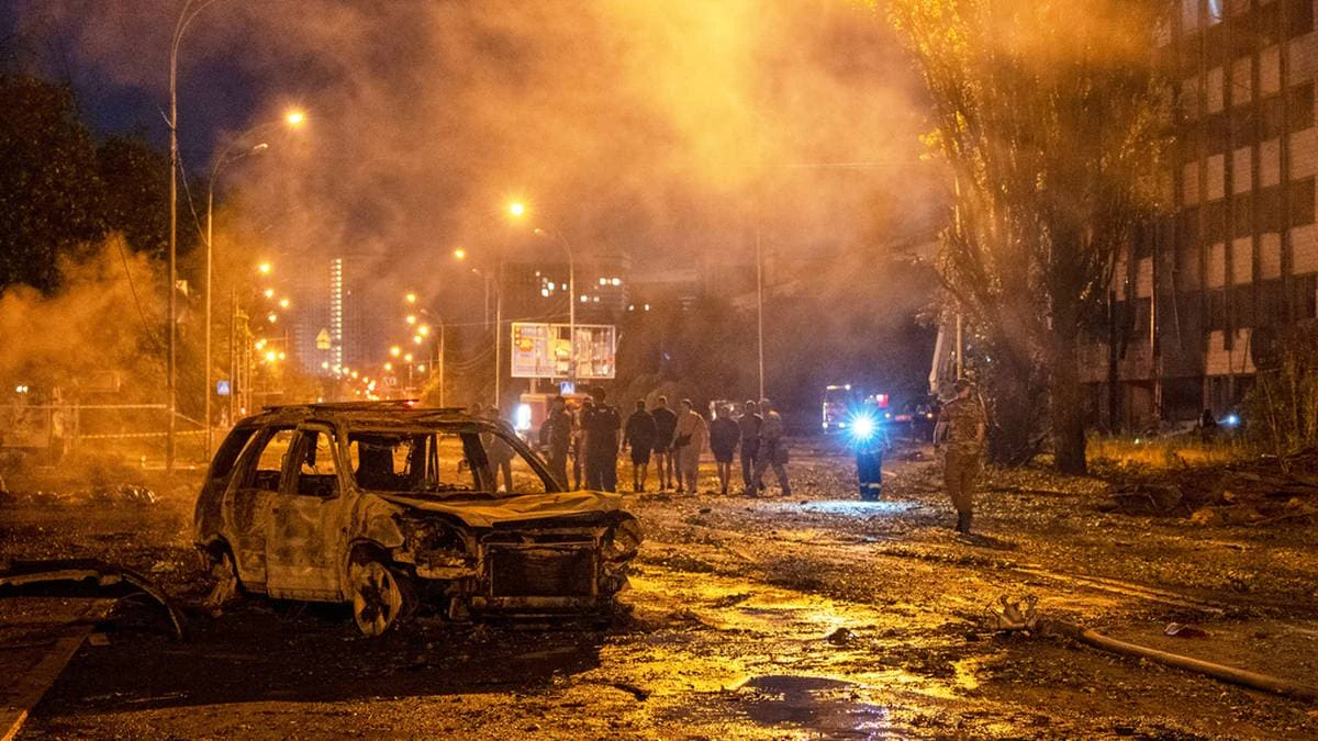Прапор Польщі та силует Києва на тлі нічного удару (колаж 24 Каналу)