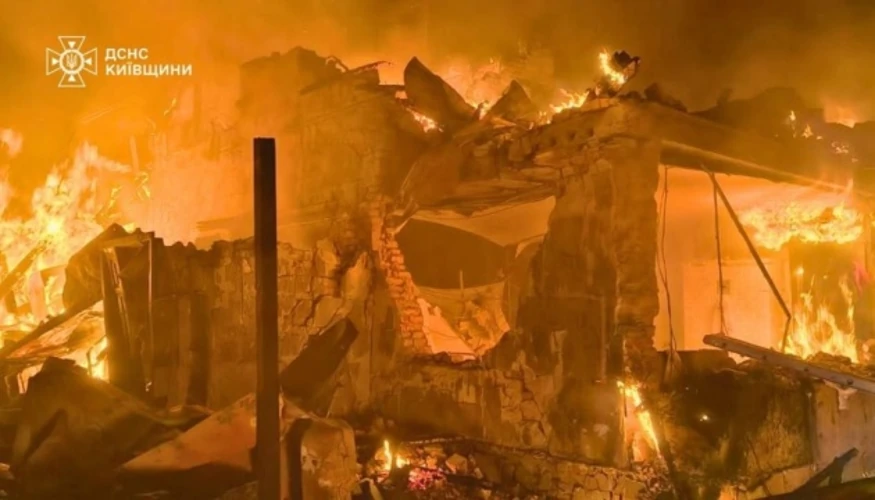 Наслідки удару в Броварському районі Київської області: пошкоджений приватний будинок, господарські споруди та автомобілі