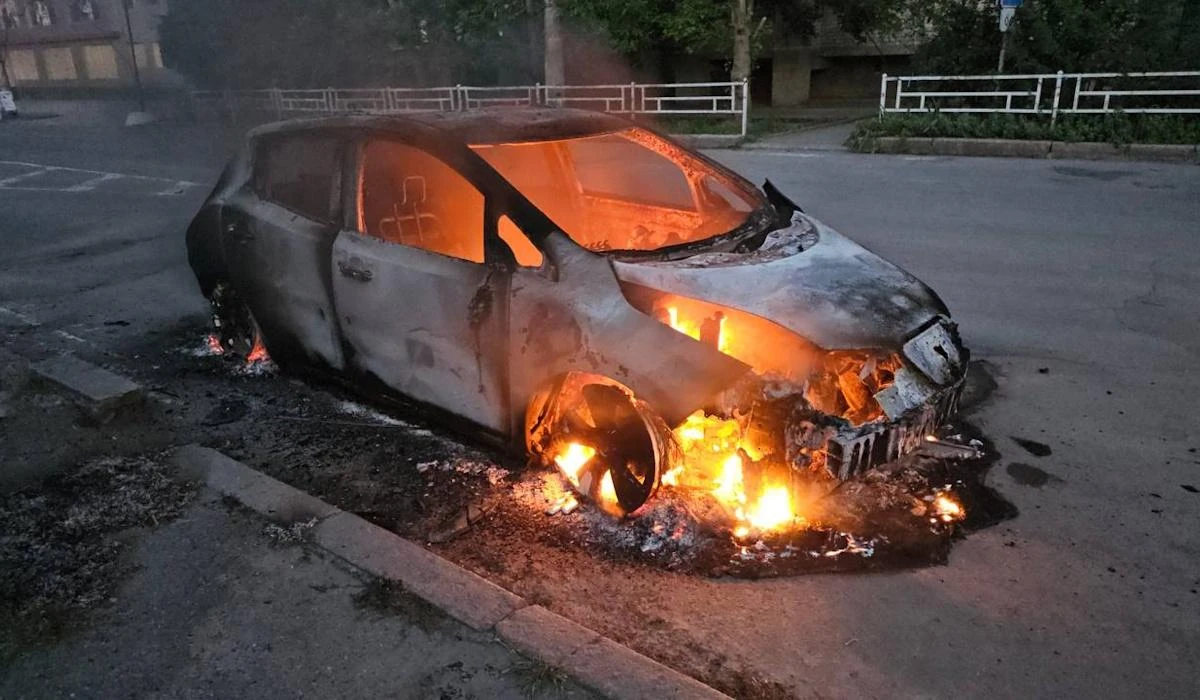 Рятувальник гасить пожежу після атаки по Херсону, 7 серпня 2026 року