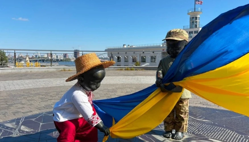 Скульптури Кия, Щека, Хорива та їхньої сестри Либідь у святкових костюмах і вишитих сорочках на Поштовій площі