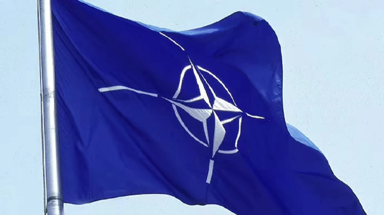 Уламки збитого безпілотника на землі в безлюдній місцевості після його знищення винищувачем F-18
