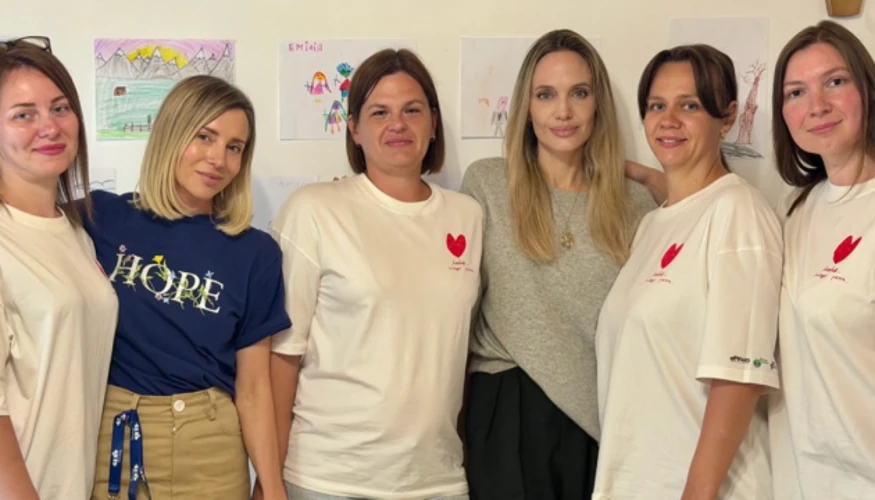 Анджеліна Джолі під час відвідування підземних приміщень у Харкові.