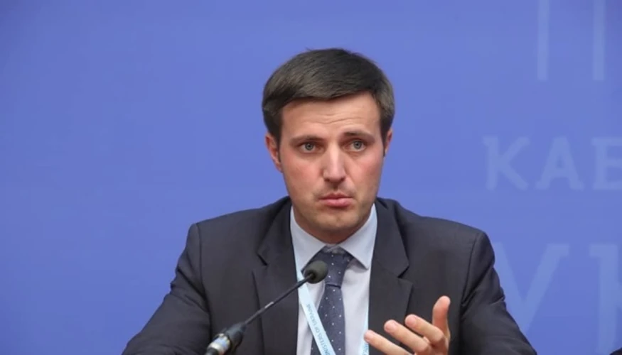 Таблиця цін на продукти на полицях супермаркету