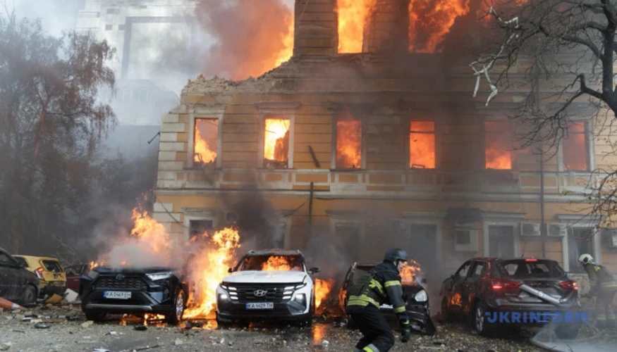 Пожежа на даху та верхньому поверсі будівлі Національної академії наук України, великий чорний дим над будівлею