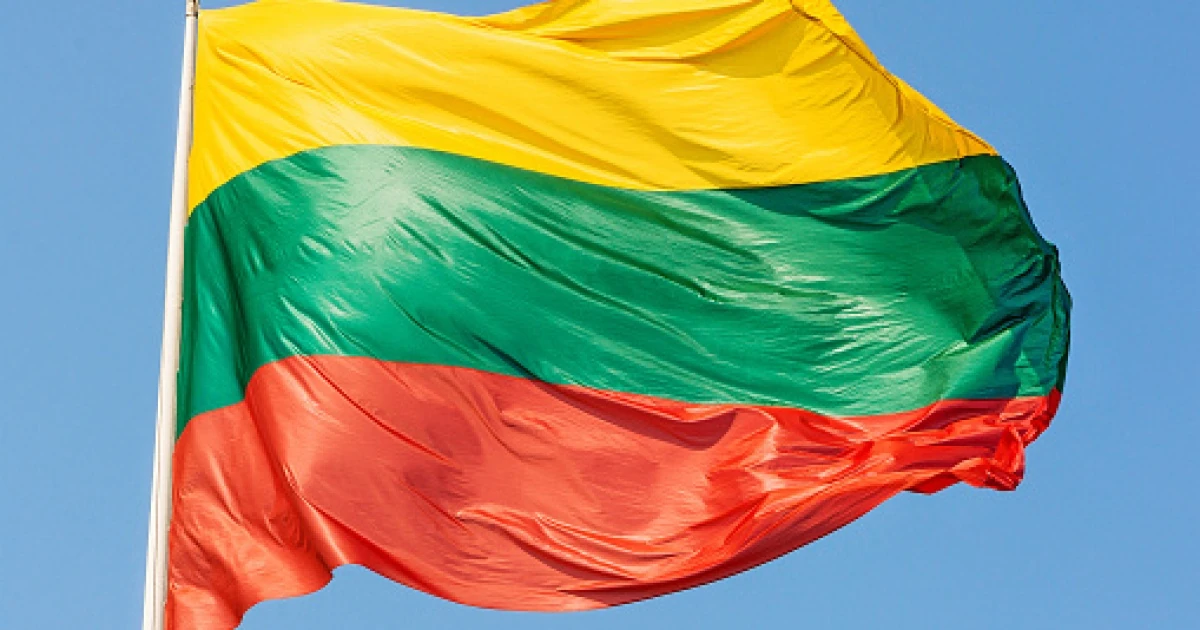 Прапор Литви та будівля Сейму