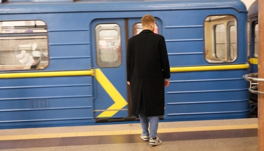 Поїзд «зеленої» лінії Київського метрополітену на наземній ділянці
